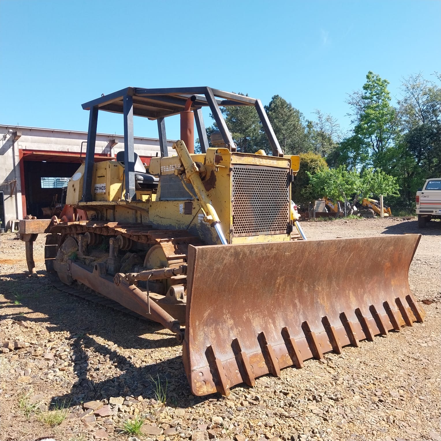 Fiatallis 14CS, vista dianteira com lâmina