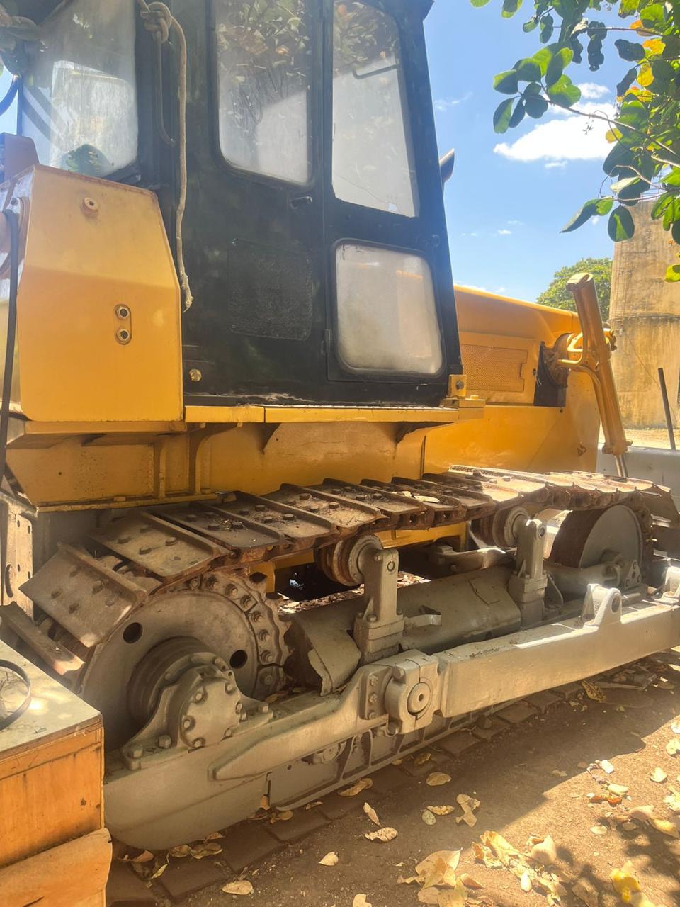 Lateral da cabine e esteiras do trator Fiatallis FD170