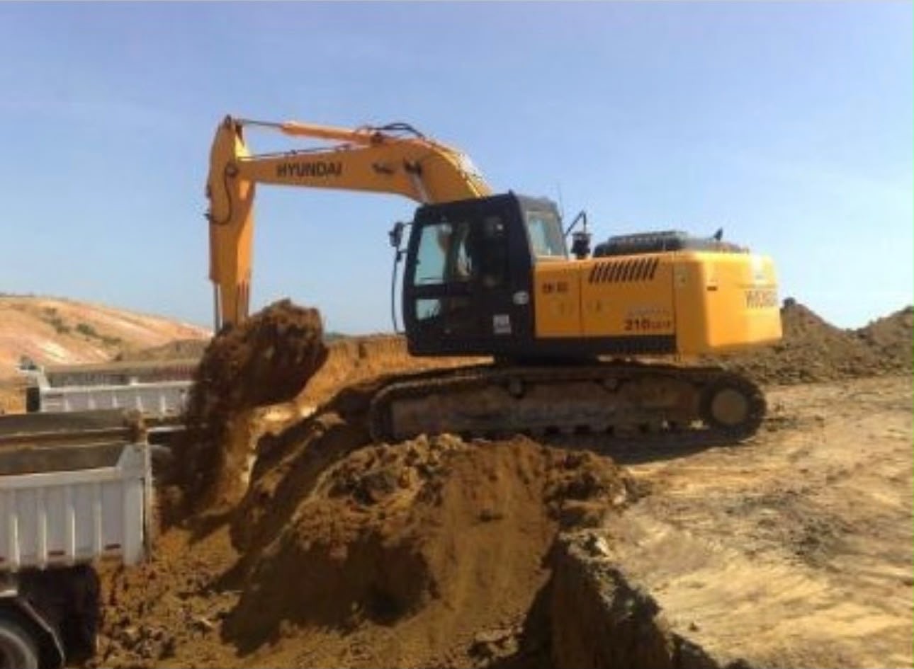 Escavadeira Hyundai 210LC-7, ano 2011, pronta para trabalhar