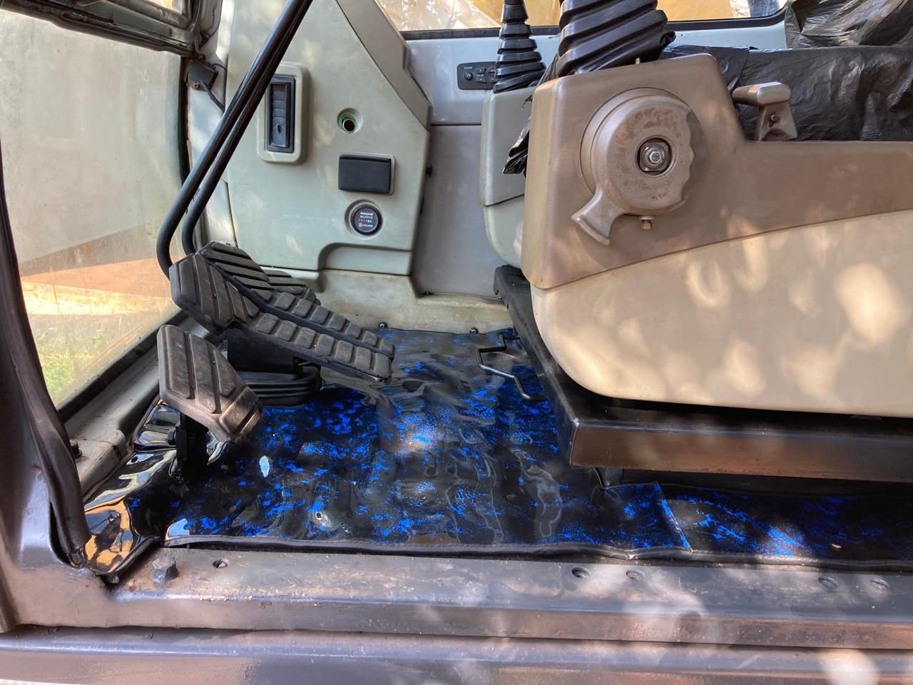 Interior da cabine da escavadeira Hyundai 210LC-7