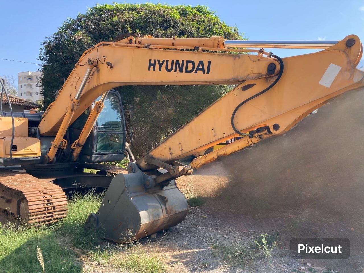 Escavadeira Hyundai 210LC-7 com braço e caçamba