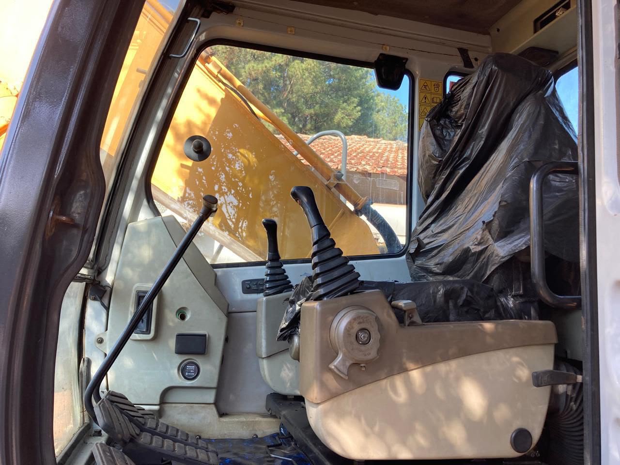 Interior da cabine da escavadeira Hyundai 210LC-7